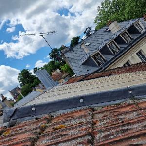 Habitat energy aux Ulis remplace un puit de lumière fixe par une verrière 3 en 1 VELUX