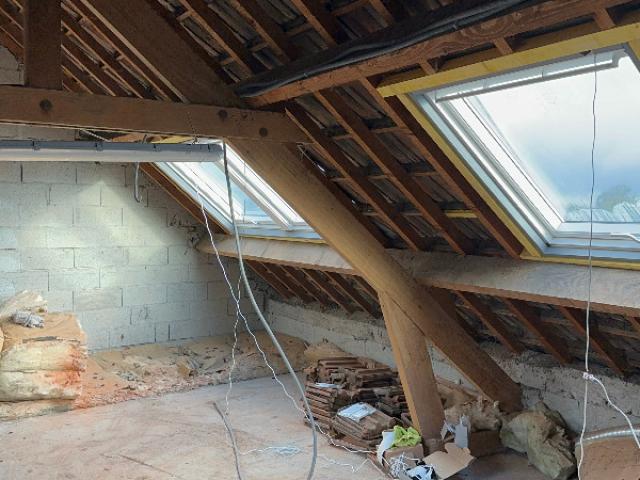 Création de fenêtres de toit VELUX dans des combles par HABITAT ENERGY Les Ulis.  - Apres
